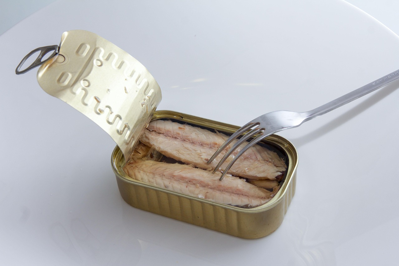 Sgombro in scatola su uno scaffale di supermercato, simbolo di crescente domanda alimentare.