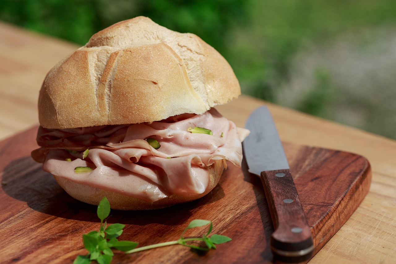 Fette di mortadella su un tagliere, con informazioni nutrizionali in sovrimpressione.
