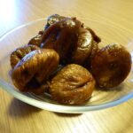 Fichi secchi fatti in casa su un tavolo di legno, pronti per essere gustati.