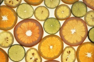 Segnali di carenza di vitamina C: affaticamento, gengive sanguinanti e pelle secca.
