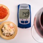 Piatto di verdure fresche e legumi, ideale per abbassare la glicemia serale.