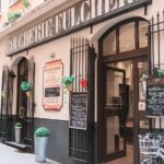 Tagliata di carne alla Fiorentina servita in un ristorante tipico toscano con atmosfera accogliente.