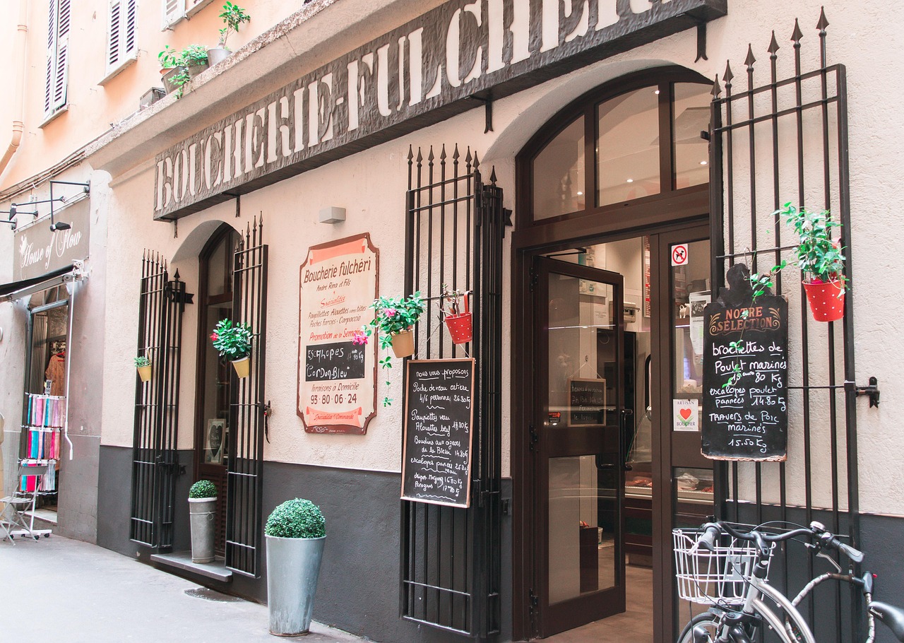 Tagliata di carne alla Fiorentina servita in un ristorante tipico toscano con atmosfera accogliente.