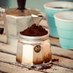 Caffè preparato con moka, evidenziando un errore comune che ne compromette il gusto.