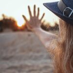 Donna che mostra segni di affaticamento e malessere, simbolo di bassa vitamina D.