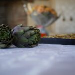 Padellata di carciofi alla romanesca, piatto tradizionale con carciofi, olio e spezie.