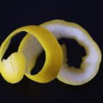 Scorza di limone frullata in un frullatore, pronta per essere utilizzata in cucina.