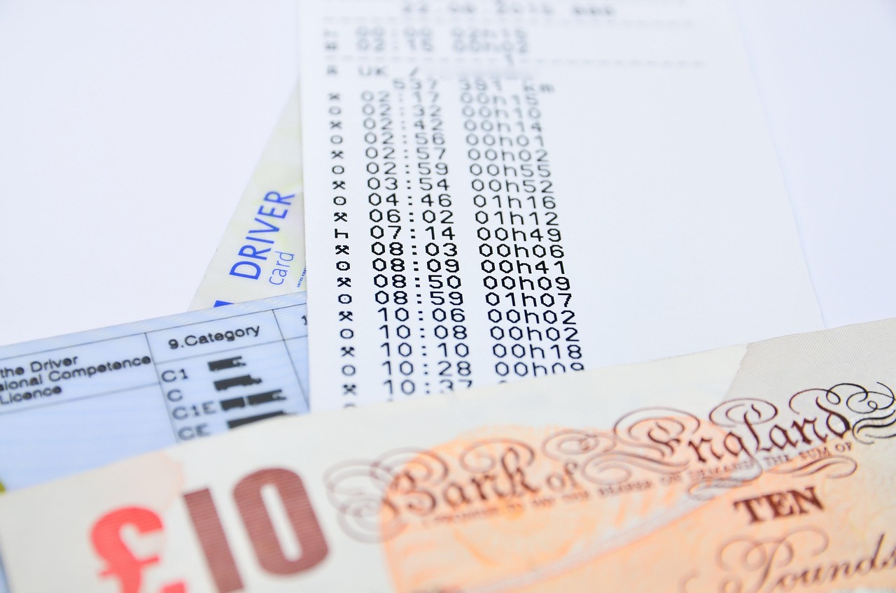 Pensionati esenti dal bollo auto nel 2026, rappresentazione delle tre categorie.