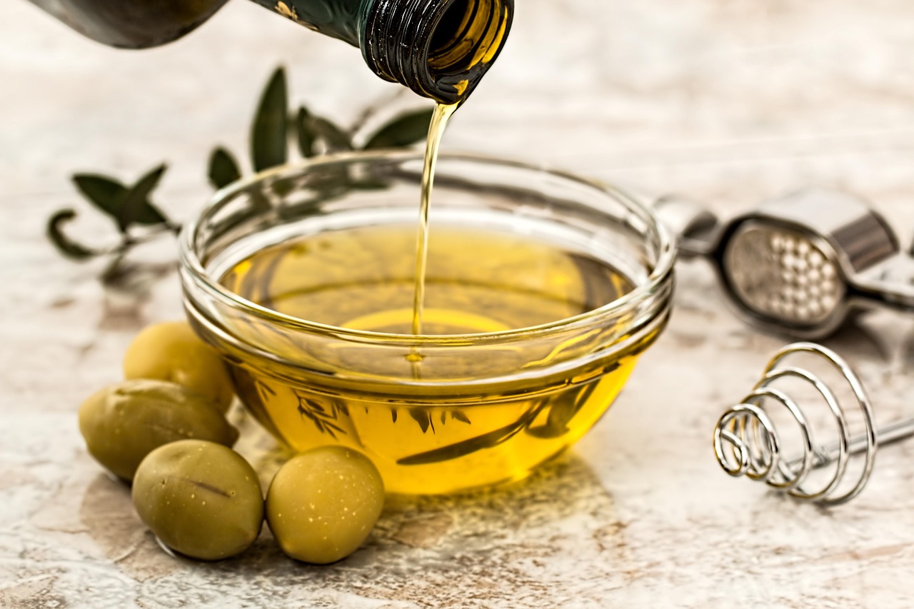 Olio extravergine d'oliva in bottiglia, simbolo di qualità e freschezza, con etichetta informativa sulla scadenza.