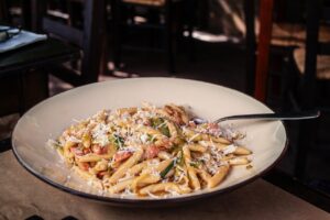 Borgo italiano con piatti tipici serviti in un ristorante caratteristico.