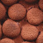 Uova e zucchero montati in una ciotola, preparazione per un tiramisù perfetto e cremoso.