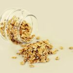 Ciotola di avena con frutta fresca, simbolo di un'alimentazione sana per cuore e fegato.