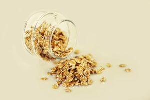 Ciotola di avena con frutta fresca, simbolo di un'alimentazione sana per cuore e fegato.